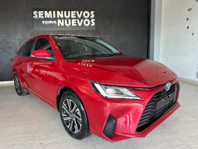 Toyota yaris Rojo 2024 (1)