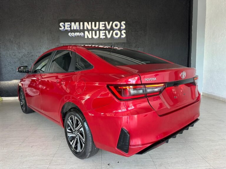 Toyota yaris Rojo 2024 (4)