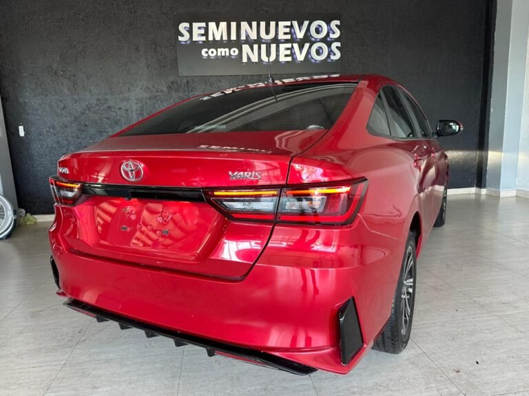Toyota yaris Rojo 2024 (5)