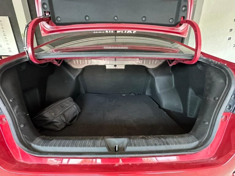 Toyota yaris Rojo 2024 (7)