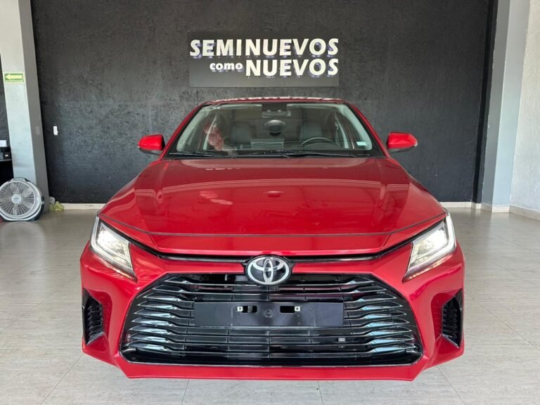 Toyota yaris Rojo 2024 (8)